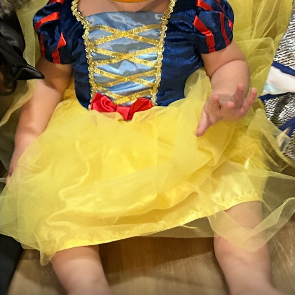 “What a character” Disney’s Snow White dress costume size 12 mo Halloween